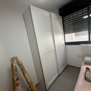 חדר עם ארון, סולם ומיטה