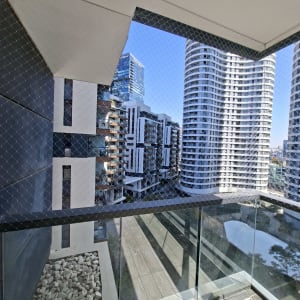 רשת יונים מותקנת על מרפסת בבניין גבוה