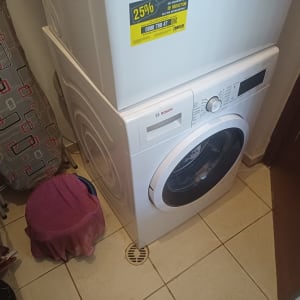 מכונת כביסה ומייבש בחדר כביסה קטן