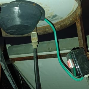 חלקים של דוד שמש עם חוטים וצינורות מחוברים