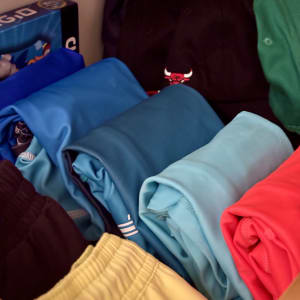 בגדים מקופלים בצבעים שונים במגירה