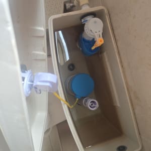 מיכל מים פתוח עם חלקי אינסטלציה גלויים