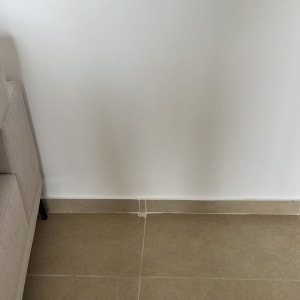 קיר לבן עם ריצוף קרמיקה חום