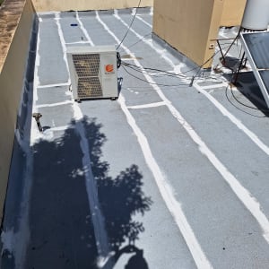 גג אטום עם קווים לבנים של חומר איטום