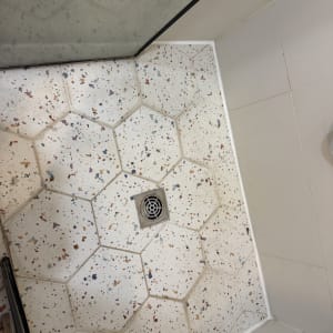 רצפת מקלחת עם אריחים משושים וניקוז