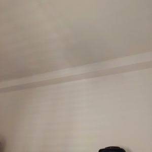 קיר ותקרה עם מזוודה וכרית