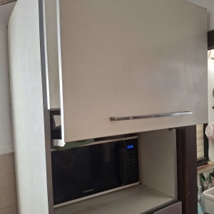 מיקרוגל ותנור במטבח ביתי