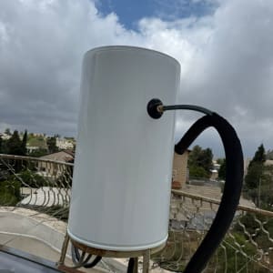 דוד שמש על גג עם שמיים מעוננים