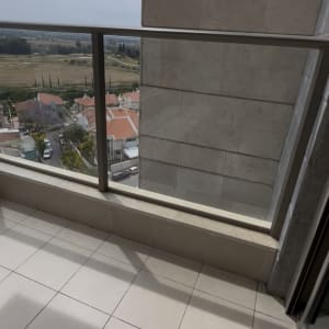מרפסת עם רצפת אריחים ונוף חיצוני