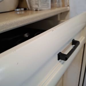 מגירה פתוחה עם ידית שחורה במטבח