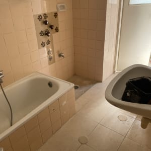 חדר אמבטיה עם כיור, אמבטיה ודלי שחור