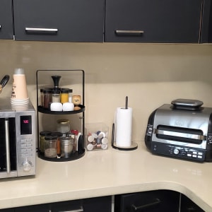 מטבח מאורגן עם מיקרוגל, מכונת קפה וטוסטר