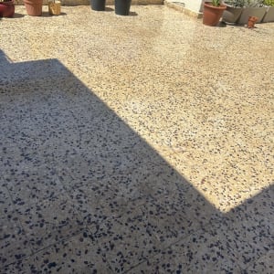 מרפסת עם עציצים על רצפת אריחים