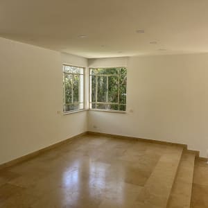 חדר ריק עם קירות לבנים ורצפת שיש