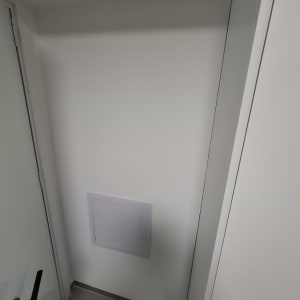 דלת עם פתח גבס בקיר