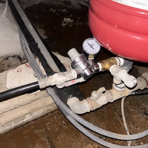 מד לחץ וצינורות מחוברים למיכל אדום