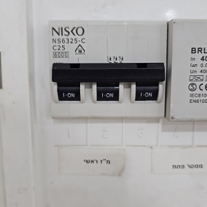 מפסקי חשמל עם תוויות "1-ON" ו"מ"ד ראשי"