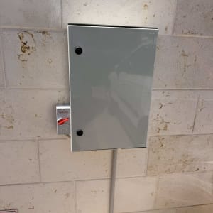 ארון חשמל מותקן על קיר לבנים