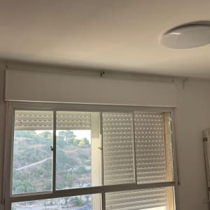 חלון עם תריסים ותאורה בתקרה, קשור לעבודות הנדימן.