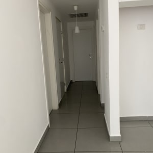 מסדרון עם רצפה נקייה ואריחים אפורים