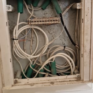 ארון תקשורת עם חוטים וכבלים חשמליים