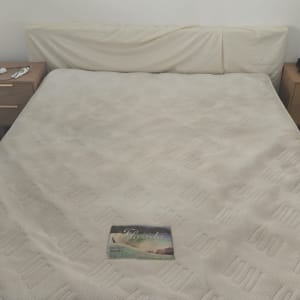 מזרן לבן עם כיסוי, חוברת על המזרן