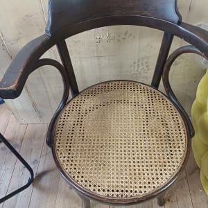 כיסא עץ עם מושב קלוע מעץ