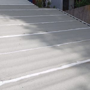 גג עם איטום לבן, צמחייה ברקע