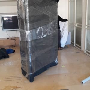 מזרן עטוף בניילון, אדם מכסה כורסה בבד לבן