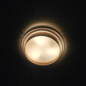 מנורה עגולה מותקנת בתקרה חשוכה