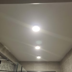 תאורה מותקנת בתקרה בחדר אמבטיה