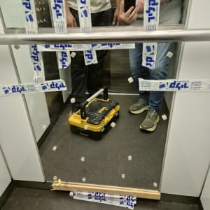 מראה במעלית עם מדבקות על הזכוכית