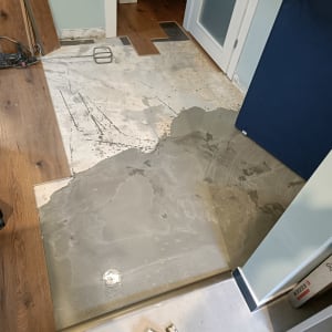 התקנת פרקט עץ על רצפה עם תשתית בטון