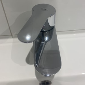 ברז כרום מבריק על כיור לבן