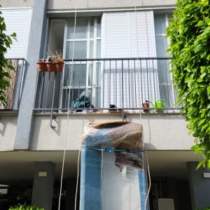 מזרן עטוף בניילון תלוי על חבלים מהמרפסת