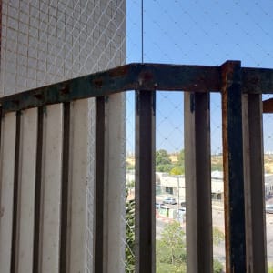 רשת מתכת למניעת כניסת יונים במרפסת