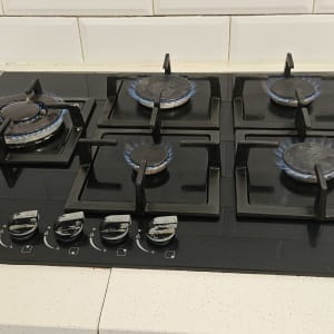 כיריים גז עם ארבעה מבערים דולקים