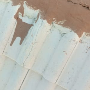 תמונה של גג עם סדקים ותיקוני צבע