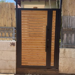 שער אלומיניום עם עיצוב עץ