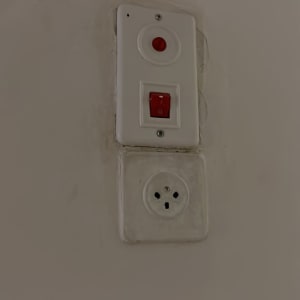 שקע חשמל ומתג עם נורית חיווי אדומה