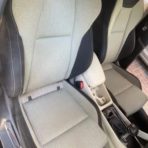 מושבי רכב נקיים עם ריפוד אפור ושחור