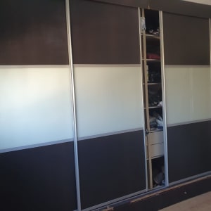 ארון בגדים עם דלתות הזזה פתוחות למחצה