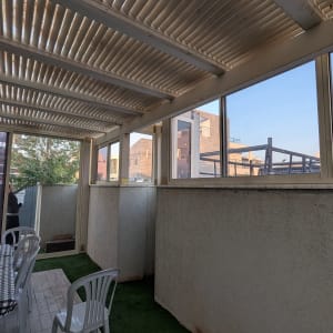 מרפסת עם גג אלומיניום וחלונות זכוכית