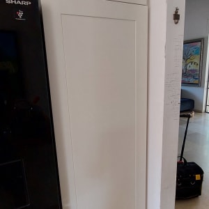 ארון עץ לבן עם ידית מתכת