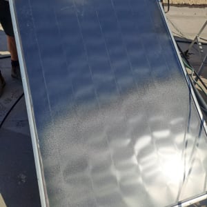 פאנל סולארי שטוח על גג עם צינורות