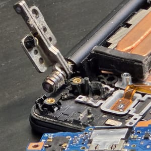 חלקי מחשב ואלקטרוניקה על שולחן עבודה