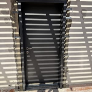 דלת מותקנת עם מסגרת מתכת בקיר בטון