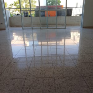 רצפה נקייה ומבריקה עם חלון גדול ברקע