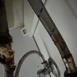 צינורות מים ישנים וחלודים מתחת לכיור