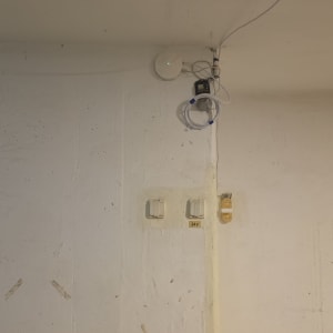 ציוד רשת מותקן על קיר עם חוטים ושקעי חשמל